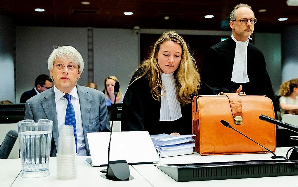 Marcel Gelauff (L), voorzitter van het Genootschap van Hoofdredacteuren, en de advocaten bij aanvang van het kort geding in de rechtbank voor media tegen de rechtbank Limburg en de gemeente Brunssum. beeld ANP, Robin van Lonkhuijsen