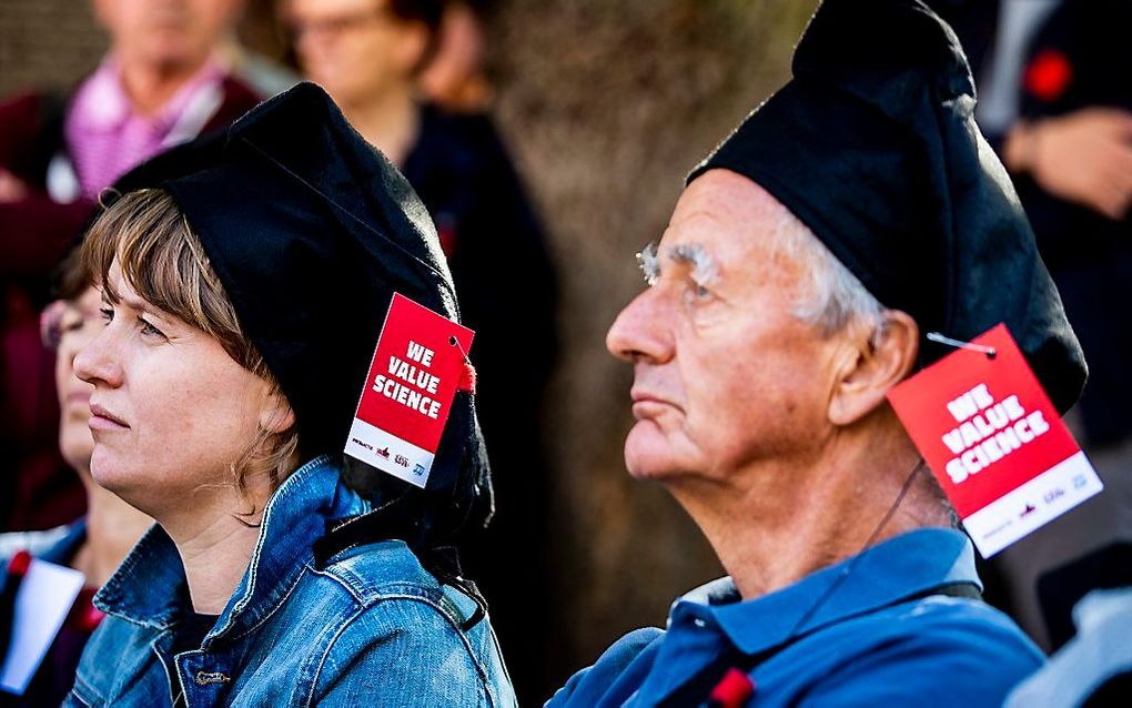 Hoogleraren en studenten voeren protest tegen de bezuinigingen in het wetenschappelijk onderwijs, tijdens de opening van het academisch jaar. beeld ANP