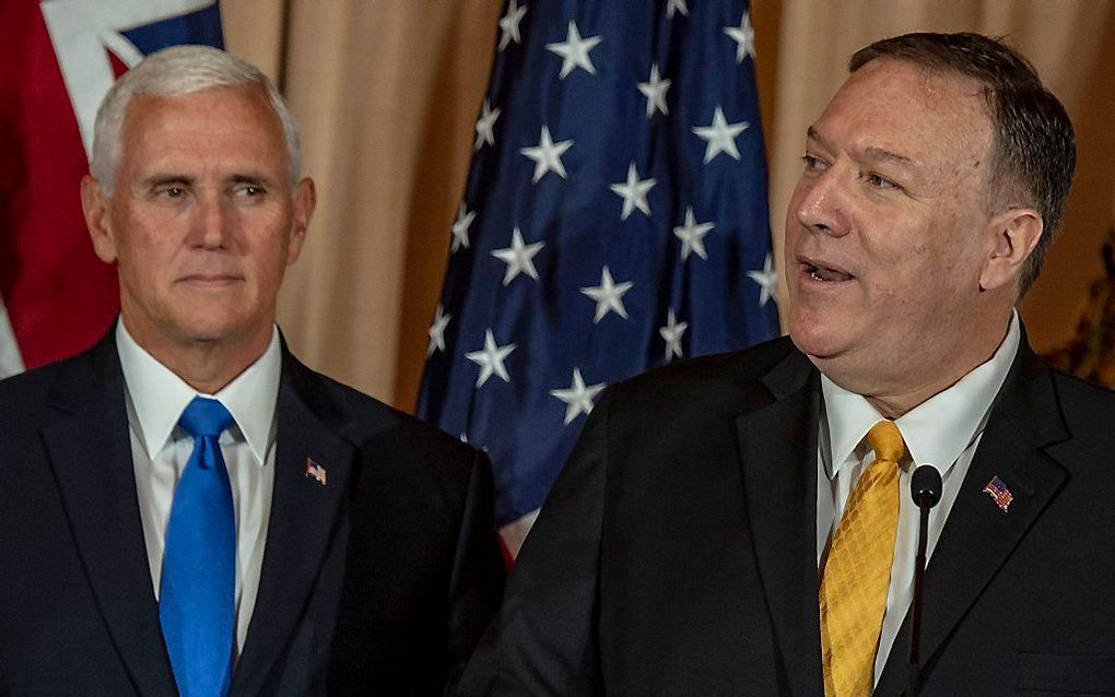 Pence (l.) en Pompeo. beeld AFP