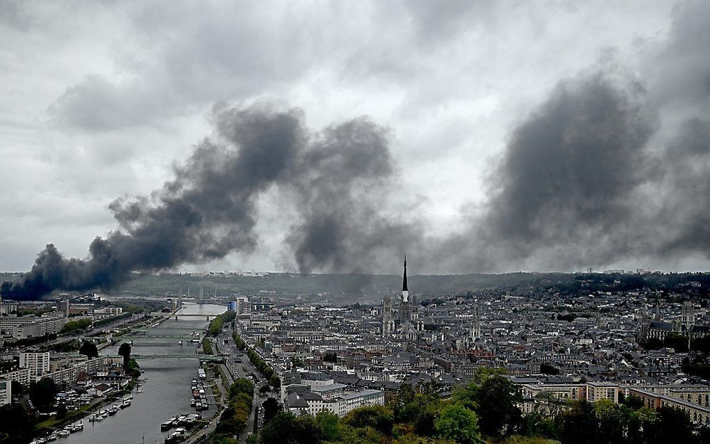 Een brand die gepaard ging met explosies, veroorzaakte stank, een enorme rookontwikkeling en verwoestte een groot deel van een chemische fabriek van Lubrizol. beeld AFP