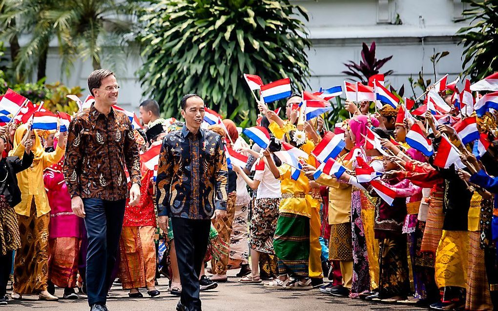 Premier Mark Rutte wordt welkom geheten door de Indonesische president Joko Widodo op het presidentieel paleis. Minister-president Mark Rutte bezoekt van 7 tot en met 11 oktober Indonesie, Nieuw-Zeeland en Australië. beeld ANP