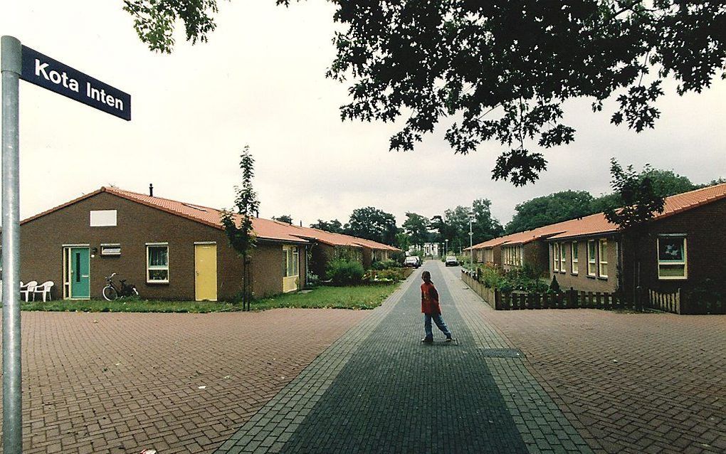 Een straatbeeld in een Molukse woonoord in Lunetten. Tijdens de Tweede Wereldoorlog deed het dienst als Duits concentratiekamp. Begin jaren ’50 werden 3000 uit de Molukken afkomstige ex-KNIL militairen en hun gezinsleden hier ondergebracht. Eind jaren 80 