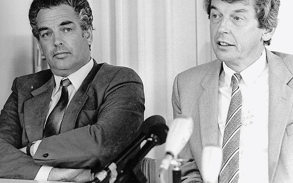 Een foto uit 1985 waar op een persconferentie Wim Kok als scheidende FNV-voorzitter bekend maakt dat hij zich beschikbaar stelt voor het lidmaatschap van de Tweede Kamer-fractie van de PvdA. Links Kok's opvolger Hans Pont. beeld ANP