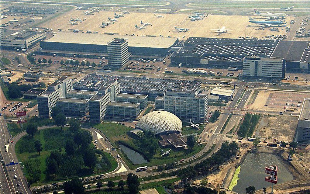 Luchtfoto van luchthaven Schiphol uit 1998. Op de voorgrond het Aviodome. beeld ABNP