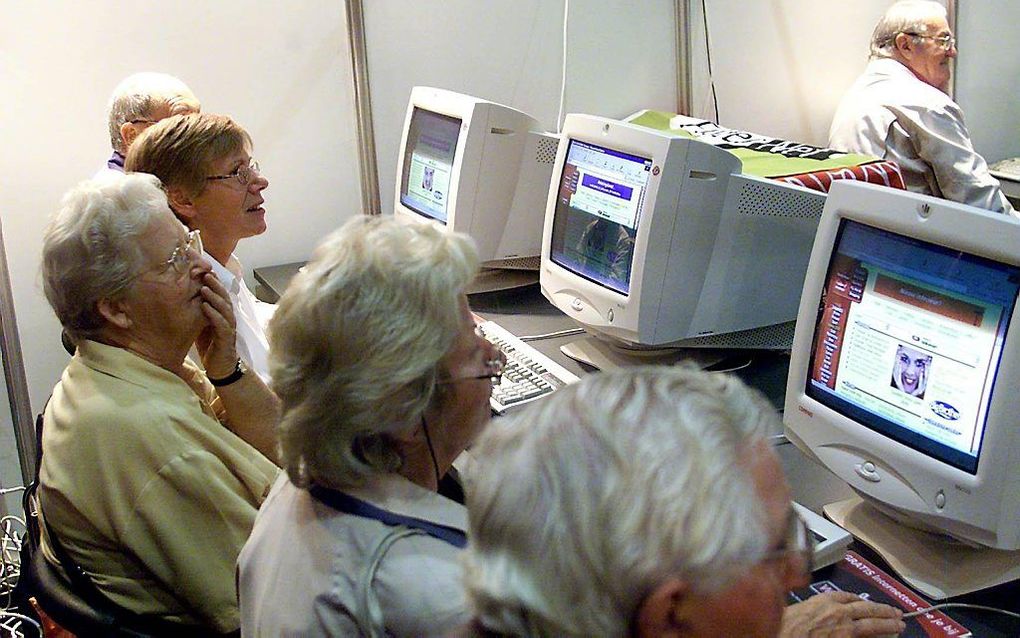 Bezoekers van de 50+ Beurs in 2000 verdiepen zich in de mogelijkheden van Internet. In de Jaarbeurs in Utrecht konden ouderen zich verdiepen in mogelijkheden om fysiek en psychisch bij de tijd te blijven. beeld ANP