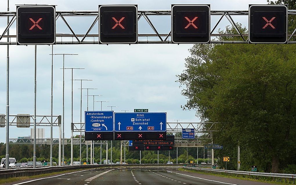 Weginspecteurs van Rijkswaterstaat krijgen extra bevoegdheden om de veiligheid op de snelweg te verbeteren. beeld ANP