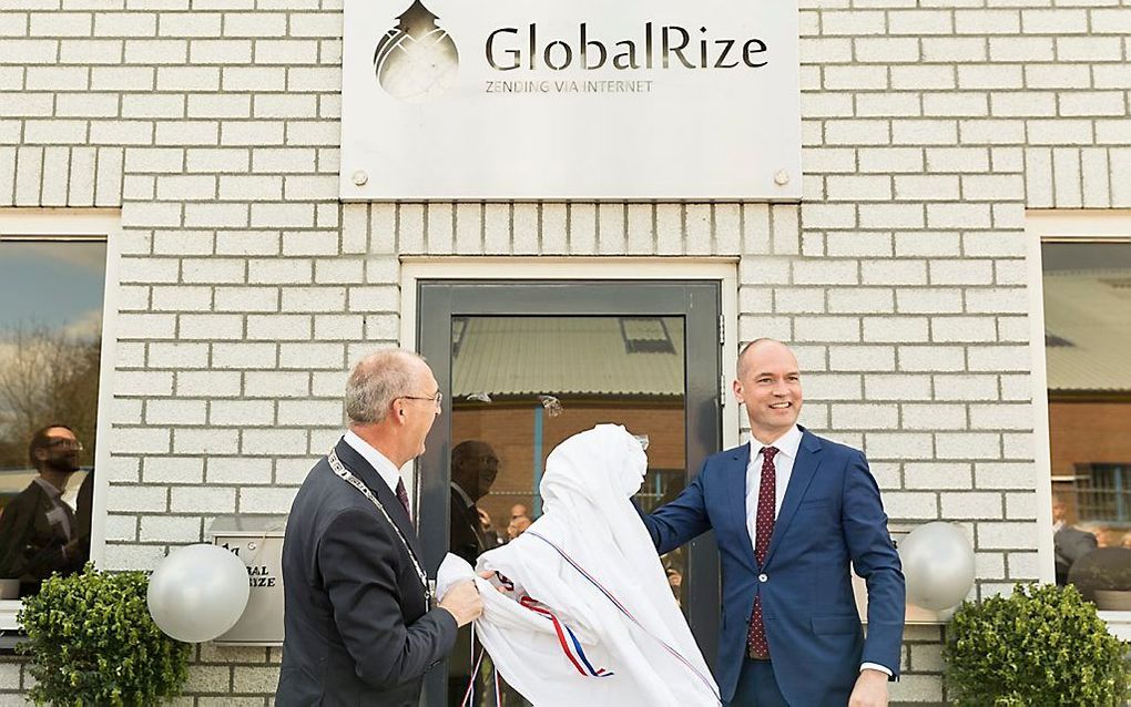 Burgemeester A. Hoogendoorn (Oldebroek) en Christenuniefractievoorzitter Segers verrichten de openingshandeling. beeld André Dorst