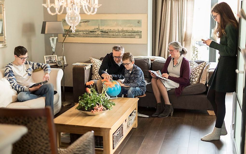 Coby de Jong (51) uit Scherpenzeel gebruikt de folder van de supermarkt om het menu van de volgende week samen te stellen. Met een budget van 110 euro moet ze rondkomen. „En op is op.” beeld André Dorst