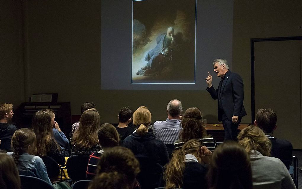 Het jongerenwerk in de Gereformeerde Gemeenten in Nederland groeit. Zaterdag was er in Barneveld een jongerenavond in kerkgebouw De Hoeksteen. Docent Jan den Ouden sprak over ”Christelijke kunst”. beeld André Dorst