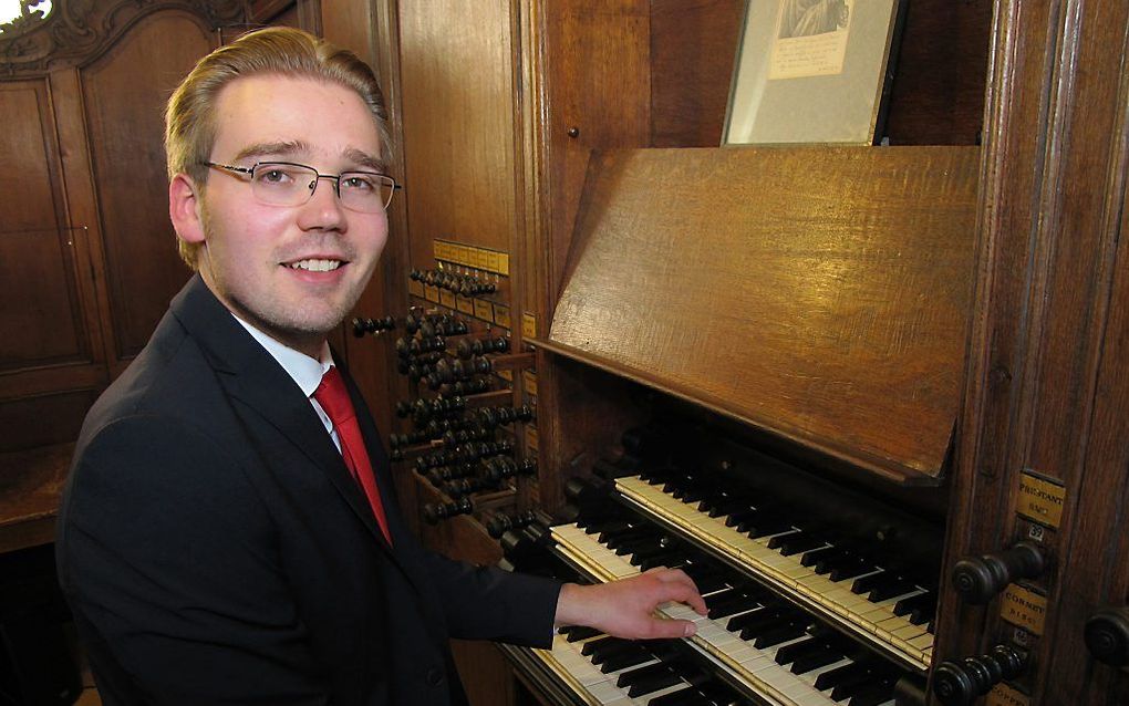 Adriaan Hoek, hier achter de klavieren van de lutherse kerk in Den Haag. beeld Pieter Baak