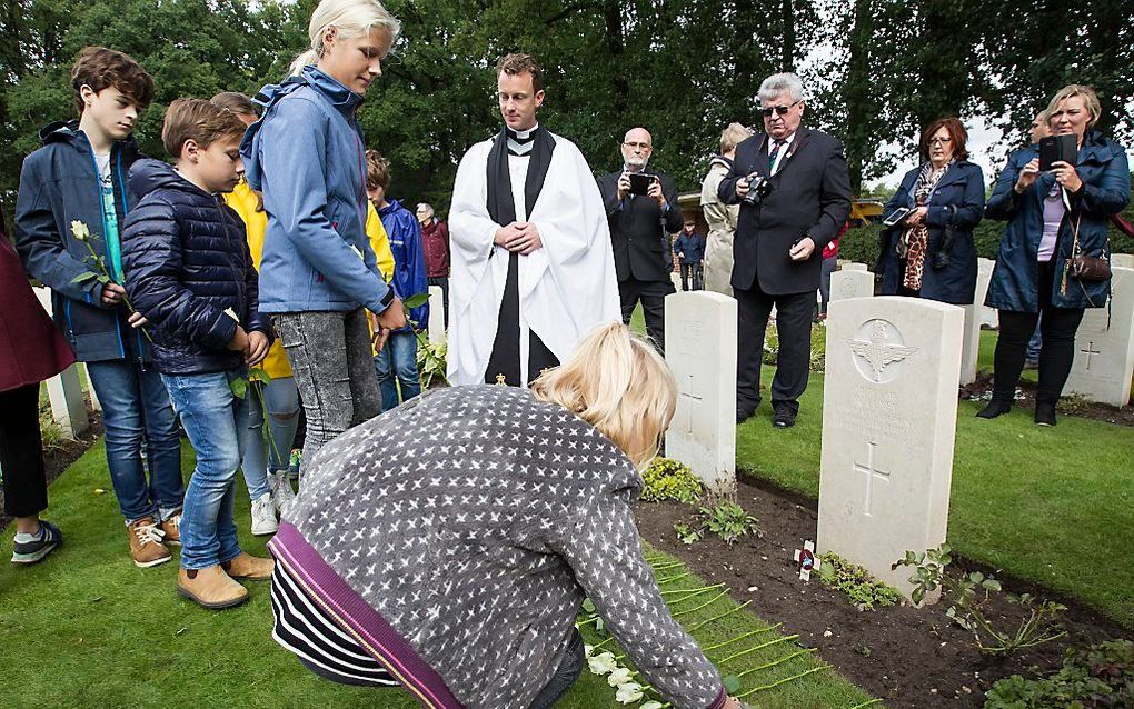 Na de inzegening door dominee Green leggen schoolkinderen witte rozen bij het graf van William Loney. beeld RD, Anton Dommerholt