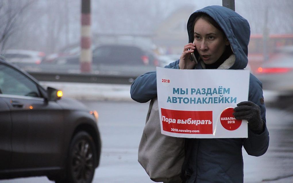 Moederziel alleen staat Anna Petkoglo (32) campagne te voeren voor de Russische oppositieleider Navalny. beeld Floris Akkerman