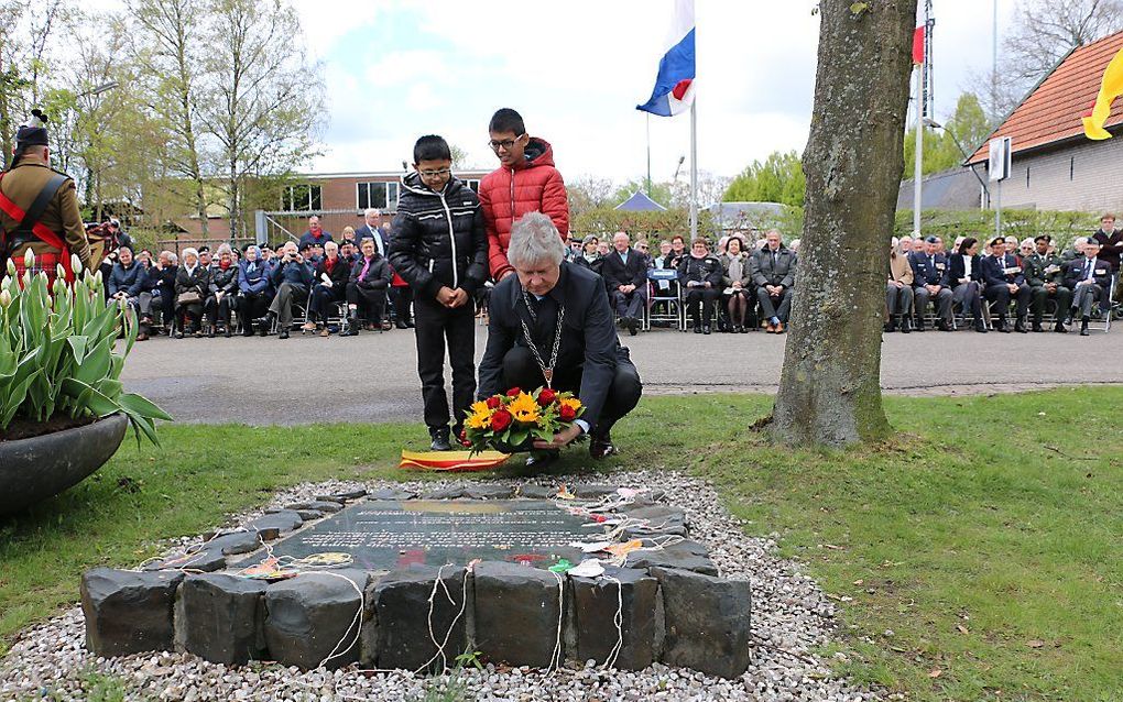 Burgemeester John Berends legt een krans bij de herdenking van de bevrijding van Apeldoorn. beeld Riekelt Pasterkamp