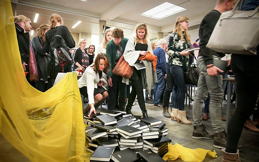 Studenten van hogeschool Viaa in Zwolle ontvingen eind 2017 een Bijbel met kanttekeningen van de Gereformeerde Bijbelstichting (GBS). beeld RD, Henk Visscher