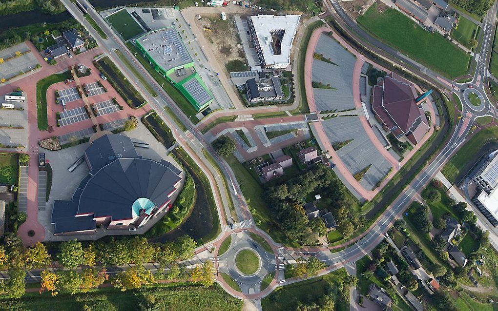 Luchtfoto van de twee kerkgebouwen van de Gereformeerde Gemeente en Gereformeerde Gemeente In Nederland (l) te Barneveld. beeld RD, Anton Dommerholt