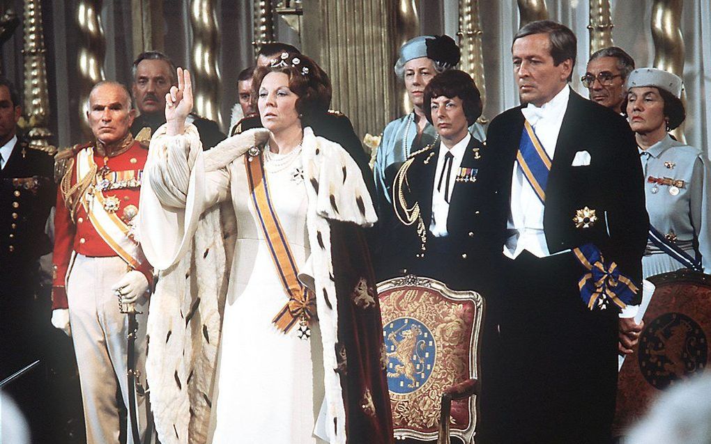 De jurk van koningin Beatrix tijdens haar inhuldiging als vorstin in 1980 is te zien in het Noordbrabants Museum in Den Bosch. beeld ANP, Eric Dikker