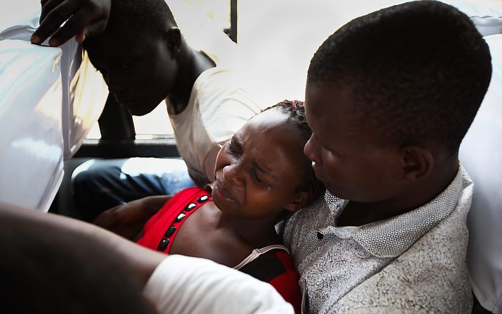 Een overlevende (m.) na de aanslag van al-Shabaab op de universitait van Garissa in april 2015. Bij de aaanslag werden 147 christelijke studenten en 1 moslimstudent werden gedood. beeld EPA, Daniel Irungu