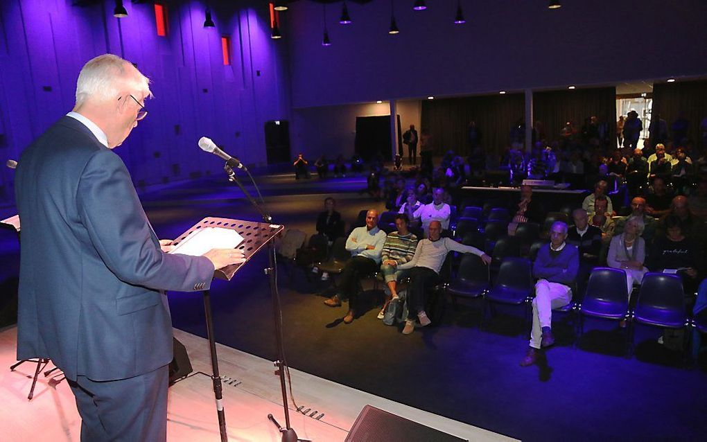 SGP-wethouder Piet van Leenen leest voor uit de Bijbel in het kader van de opening van De Poort, het nieuwe kerkgebouw van de evangelische gemeente Hoeksche Waard. beeld Conno Bochoven