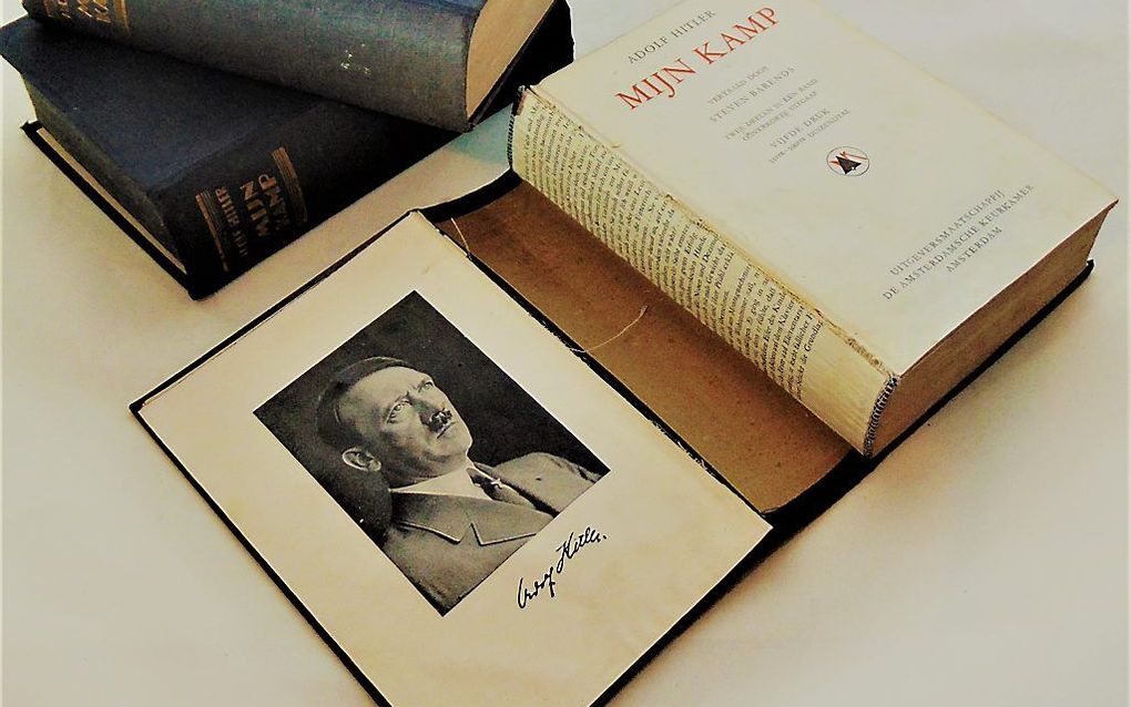 In de rug van drie edities van Adolf Hitlers ”Mein Kampf” werden fragmenten van het verboden boek ”Buddenbrooks" van Thomas Mann gevonden.  beeld Archief Bevrijdingsmuseum