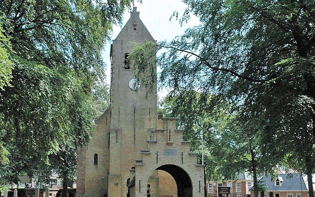 De Bonifatiuskerk in Oldeberkoop met op de voorgrond de toegangspoort. beeld C. Breider, Wikimedia