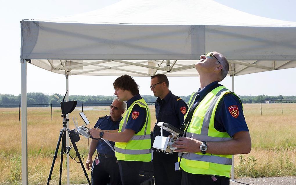 Ingespannen naar boven turen. Oefenen met brandweerdrones. beeld RD, Anton Dommerholt