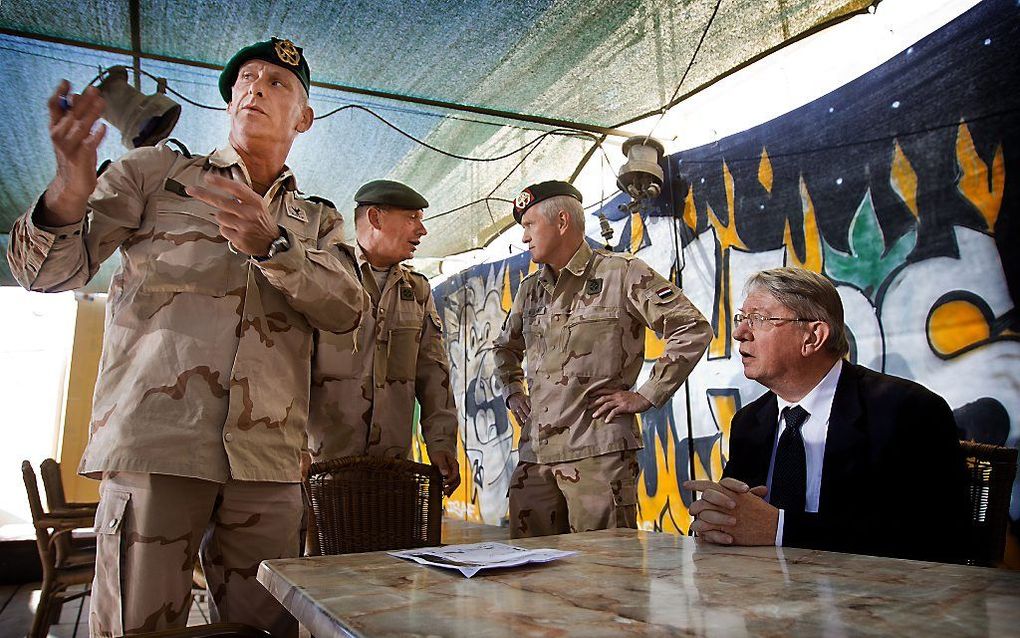 Archieffoto van november 2010. Minister van Defensie Hans Hillen krijgt een kleine instructie van de regiments adjudant. Op de achtergrond de CDS Peter van Uhm en commandant RDTF Jan Broeks. beeld ANP, Evert-Jan Daniels