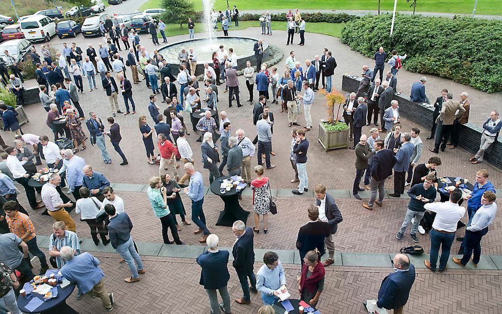 Prof. dr. W. van Vlastuin vroeg vrijdag tijdens het oorsprongsdebat in Nijkerk aandacht voor het principiële verschil tussen mens en dier.  beeld RD, Henk Visscher