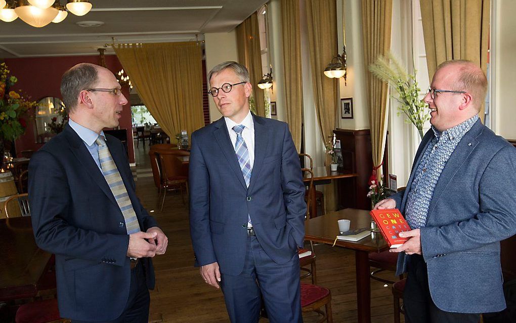 De samenstellers van de Gewone Catechismus (v.l.n.r.): dr. T. T. J. Pleizier (Protestantse Theologische Universiteit Groningen), prof. dr. A. Huijgen (Theologische Universiteit Apeldoorn) en dr. R. T. te Velde (Theologische Universiteit Kampen). beeld RD,