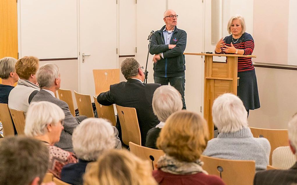 Cookie Issan in Capelle aan den IJssel. Links naast haar vertaler S. C. Bax. beeld Cees van der Wal