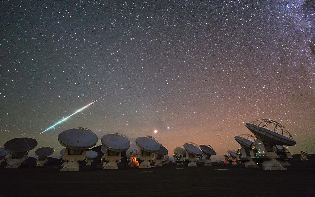 Meteoroïde boven de ALMA-radiotelescoop in Chili. beeld Wikimedia, ESO