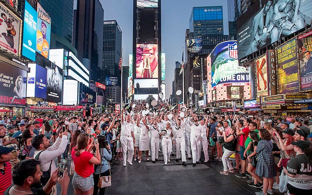 Nederlandse marinemensen in tropenuniform op Times Square. beeld Koninklijke Marine