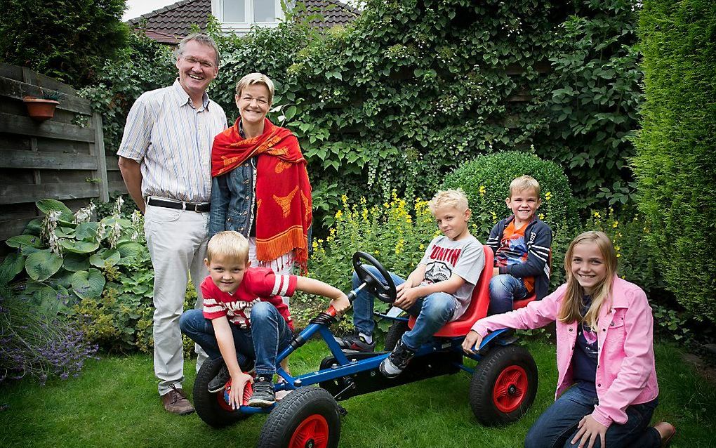 Ds. De Goeijen (l.) met zijn gezin. beeld RD, Henk Visscher