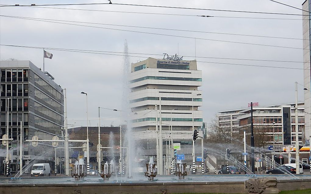 De Hofpleinfontein (1955), van Cor van Kralingen, toont acht waterdieren, een voor elke hoek van het bassin. beeld RD