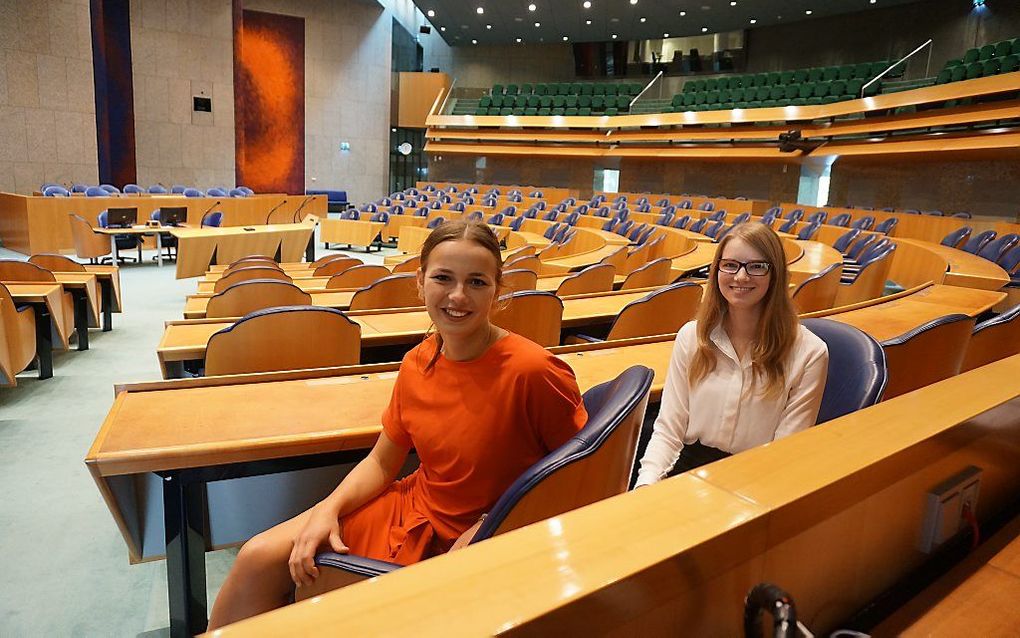 Lianne Ruitenbeek (r.) en Anna van der Meij. beeld SGP