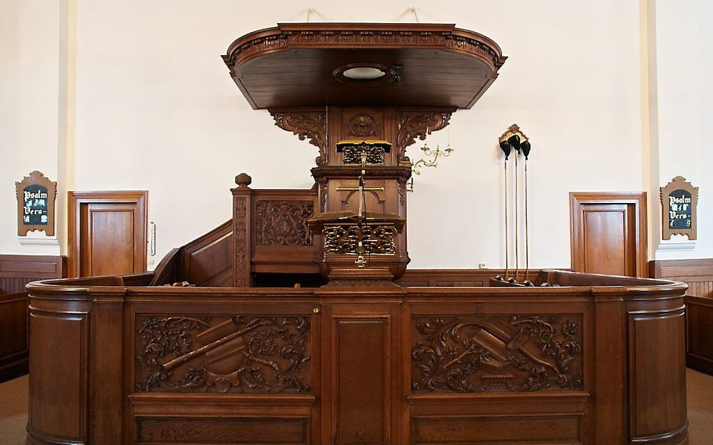 Preekstoel in de hervormde kerk in Ooltgensplaat. beeld Joop Grootenboer