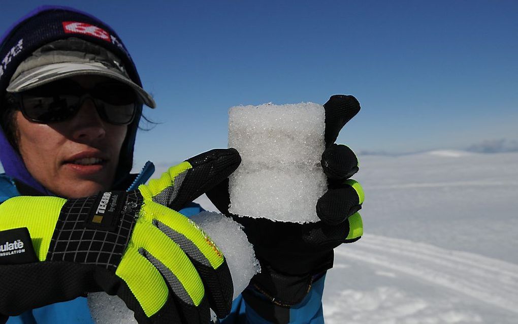 Duidelijk is de markering te zien van de oude sneeuwlaag van het voorgaande jaar op 12,40 meter diepte. beeld Pieter Bliek