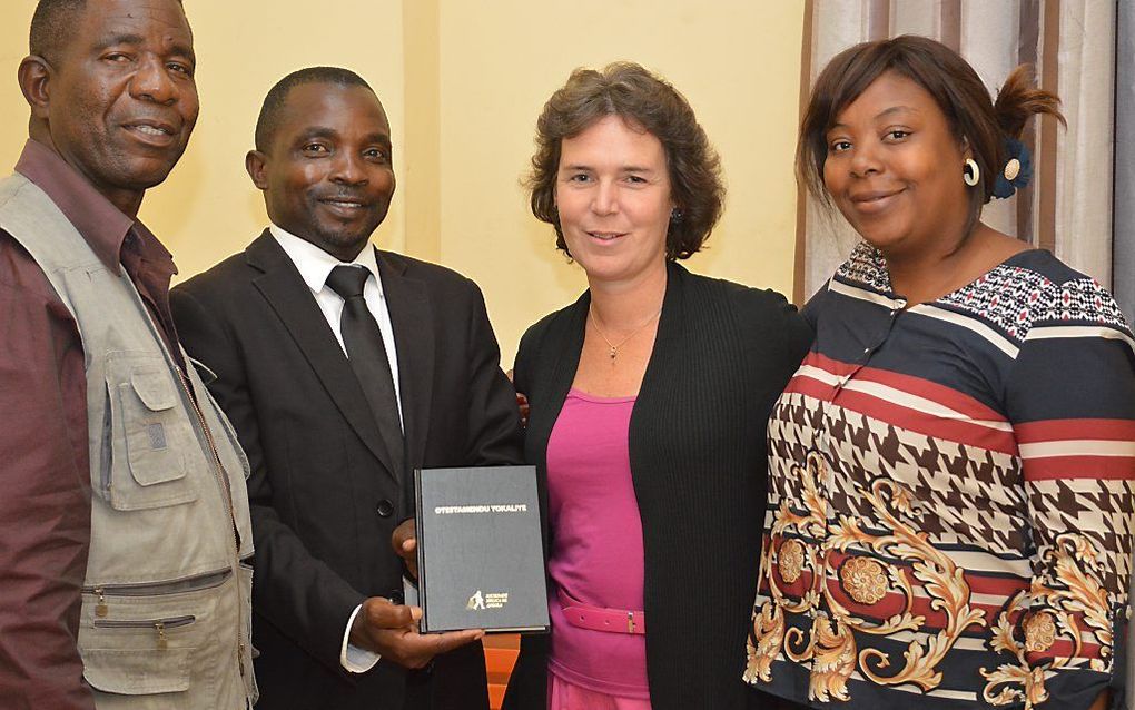 Het team dat werkte aan de vertaling van het Nieuwe Testament in een van de talen van Angola met Joyce van de Veen (2e van r.).  beeld NBG