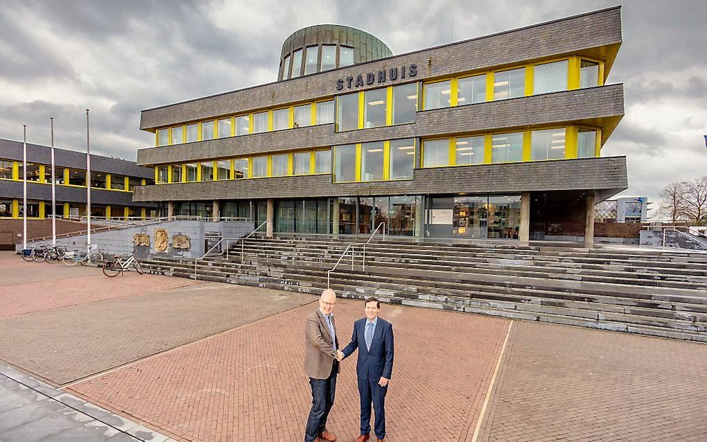 DOETINCHEM. Wethouder Langeveld van GroenLinks (l.) en wethouder Bulten van de SGP/CU voor het stadhuis van Doetinchem. beeld Sjaak Verboom