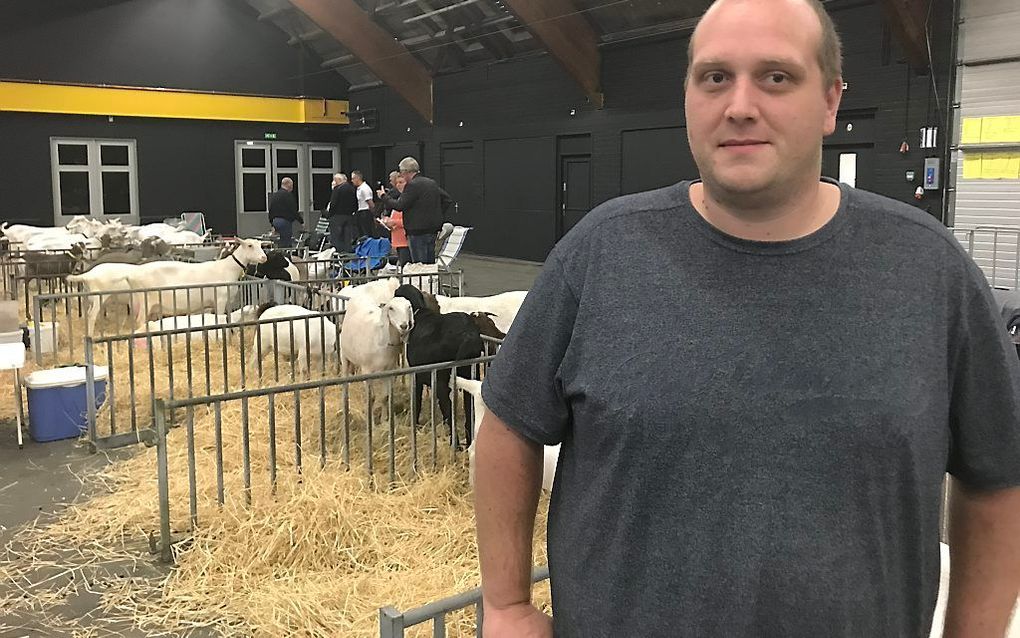 Donny Rienks uit Zoutkamp is sinds twee jaar dierverzorger op een zorgboederij met 200 geiten, vlakbij Pieterburen. „Ik vind zo’n geitenstop eigenlijk onzin.” beeld RD