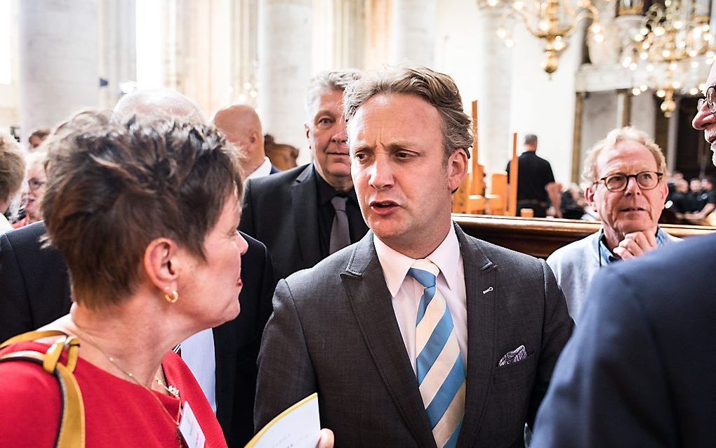 Burgemeester van Oudewater Pieter Verhoeve, op de foto in gesprek met ds. S. van Meggelen, synodepreses van de Protestantse Kerk in Nederland (PKN), tijdens de nationale synode 2019 in Dordrecht. beeld Dirk Hol