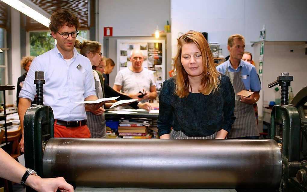 Docenten Beeldende Vorming uit het christelijk-reformatorisch onderwijs maken bij Teekengenootschap Pictura een ets met droge naald tijdens de eerste scholingsdag van Wartburg Academie. beeld Dirk Hol