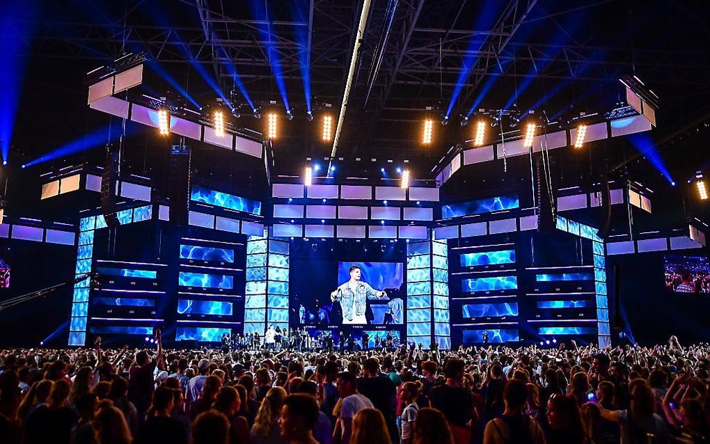 Voor de vierde keer presenteerde Joram Kaat de EO-Jongerendag in het GelreDome. beeld EO, Willem Jan de Bruin