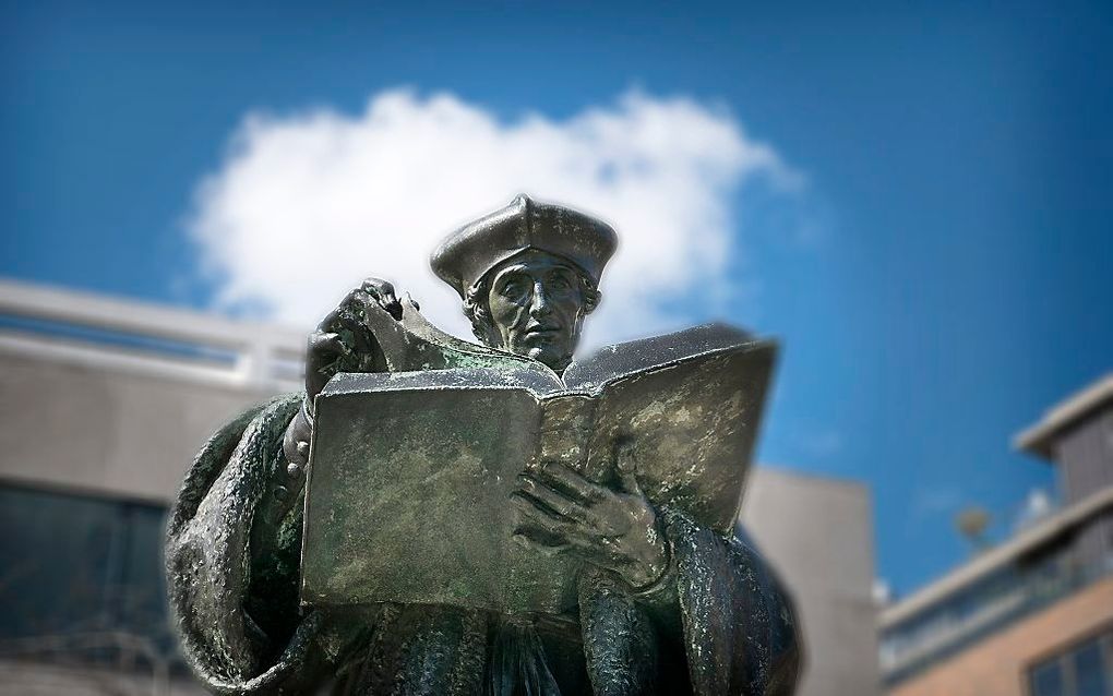 „Eerder al dan Luther had Desiderius Erasmus in zijn satirische ”Lof der Zotheid” de spot gedreven met de scholastieke theologen.” Foto: standbeeld van Erasmus voor de Rotterdamse Laurenskerk. beeld RD, Henk Visscher