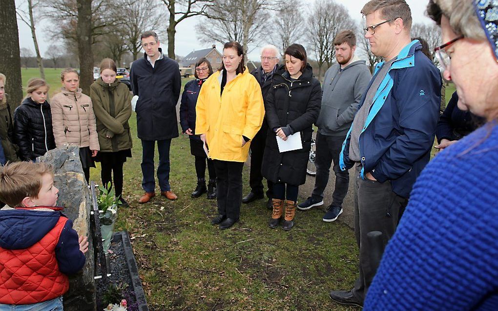 Amerikaans bezoek woensdag bij het monument dat in Staphorst herinnert aan het neerstorten van een bommenwerper 75 jaar geleden. Copiloot Alan Willis overleefde de crash. Zijn dochter en twee kleinkinderen legden bloemen bij het gedenkteken. beeld Eelco K