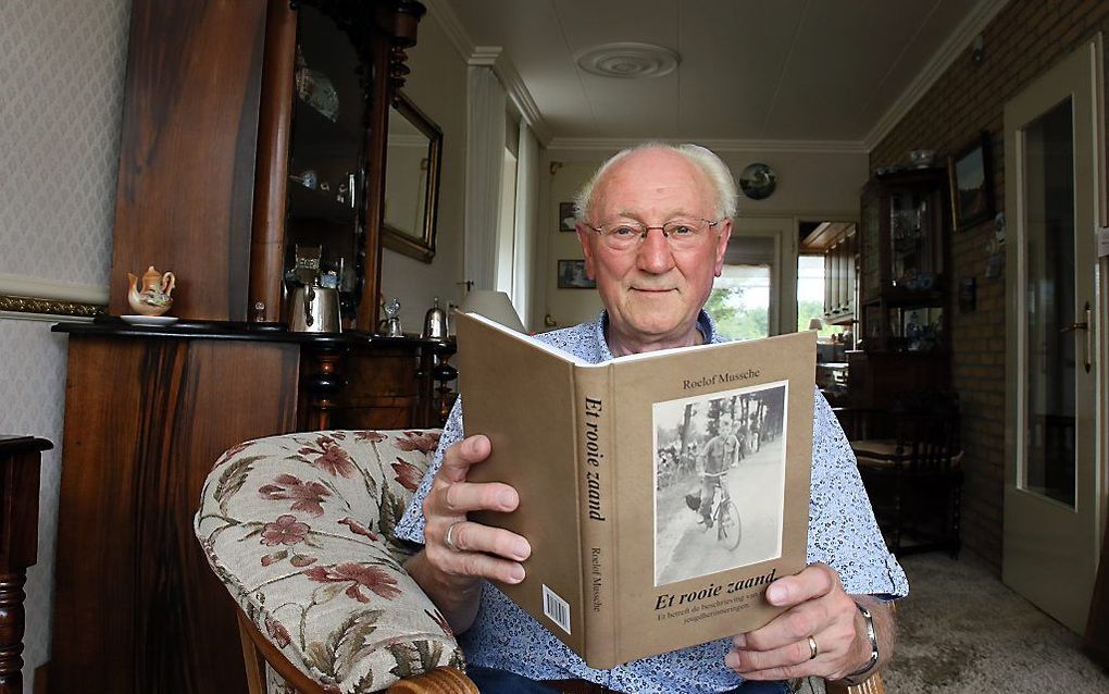 Roelof Mussche (73) met het boek waarin hij het Staphorst uit zijn jonge jaren beschrijft. beeld Eelco Kuiken