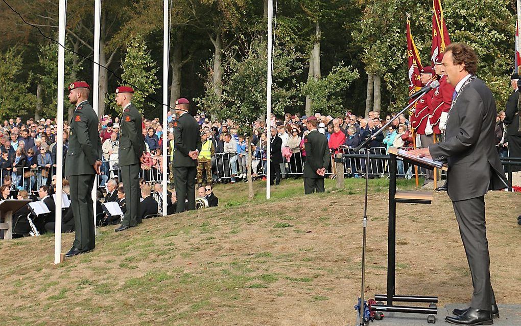 Burgemeester Rene Verhulst (rechts) van Ede tijdens de herdenking op de Ginkelse Heide. beeld Riekelt Pasterkamp