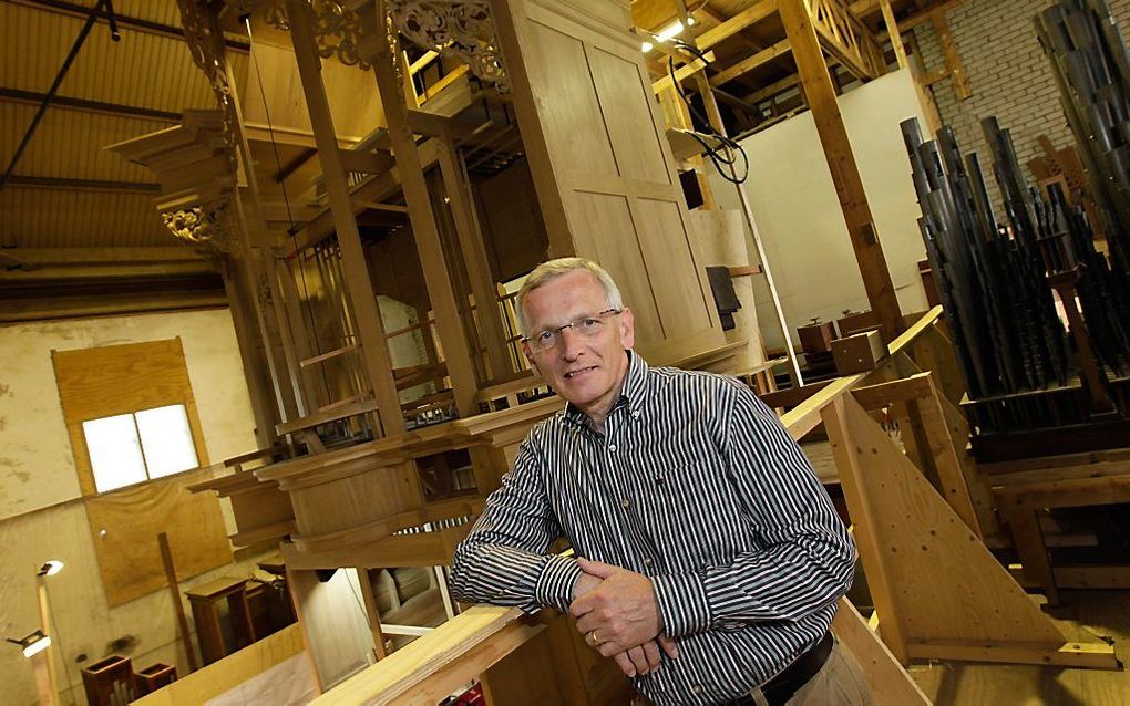 Frits Elshout in 2011 in de werkplaats van Flentrop bij de kas van het orgel voor de Katharinenkerk in Hamburg. beeld RD, Anton Dommerholt