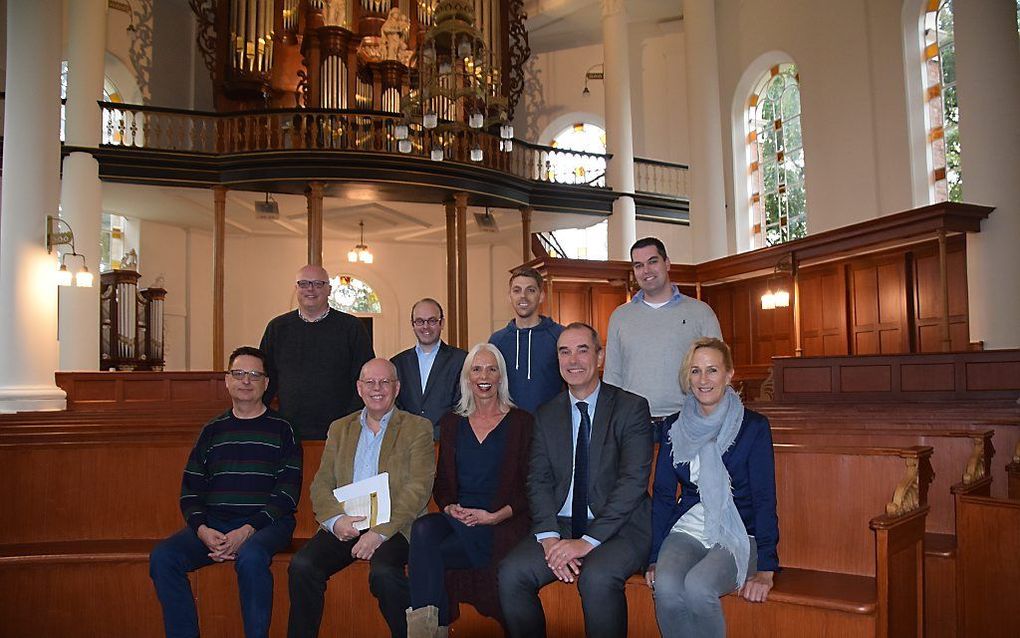 De jury met de prijswinnaars. Voorste rij (v.l.n.r.): Pieter Pilon, Stef Tuinstra, Gerrie Meijers, wethouder Ronde van Cultuur en Hilda Rodenboog. Achterste rij: Niels-Jan van der Hoek, Adrie van Manen, Matthijs Visscher en Pieter van Helden. beeld SGO