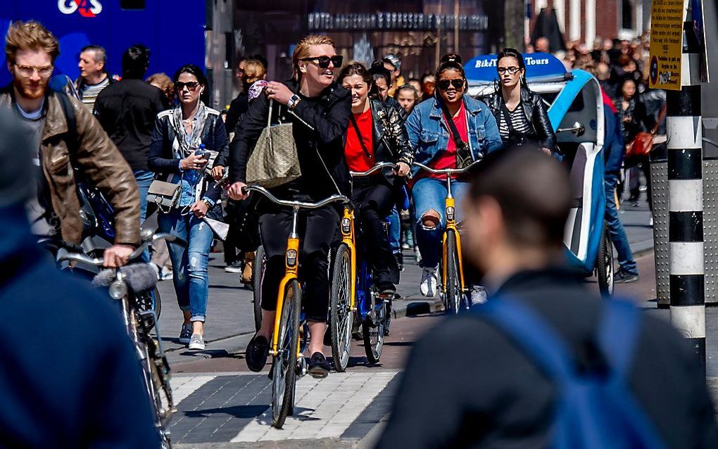 Fietsers in de Amsterdamse binnenstad zorgen geregeld voor chaos. beeld ANP, Robin Utrecht