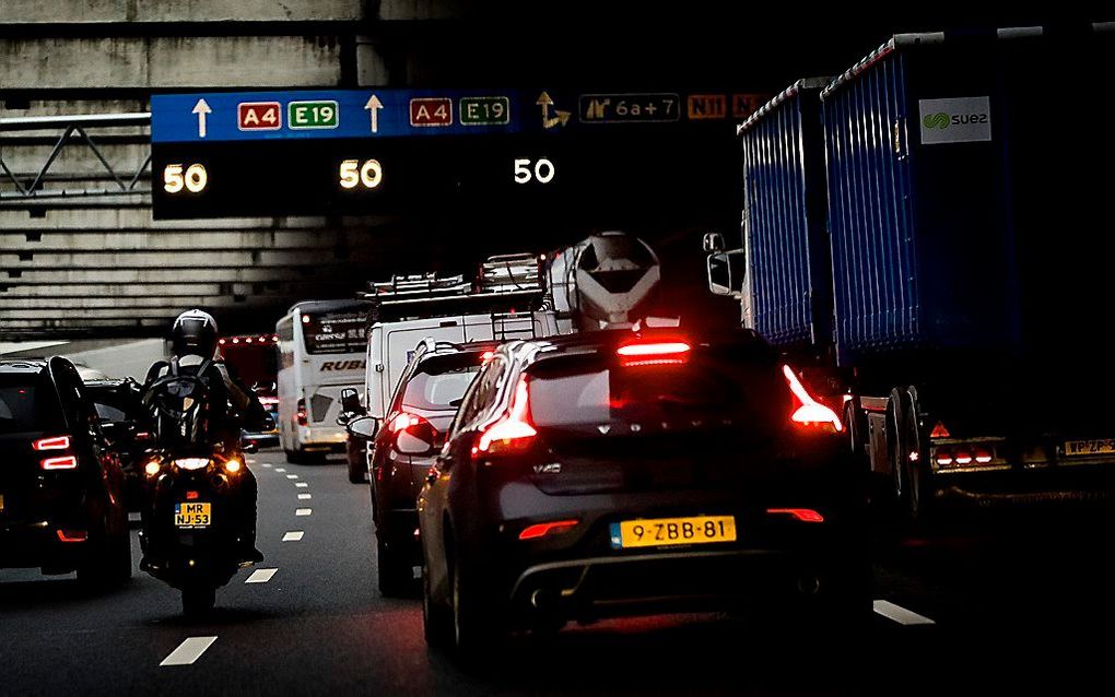 Automobilisten staan op de A4 in de file tijdens de ochtendspits van maandag. beeld ANP, Koen van Weel